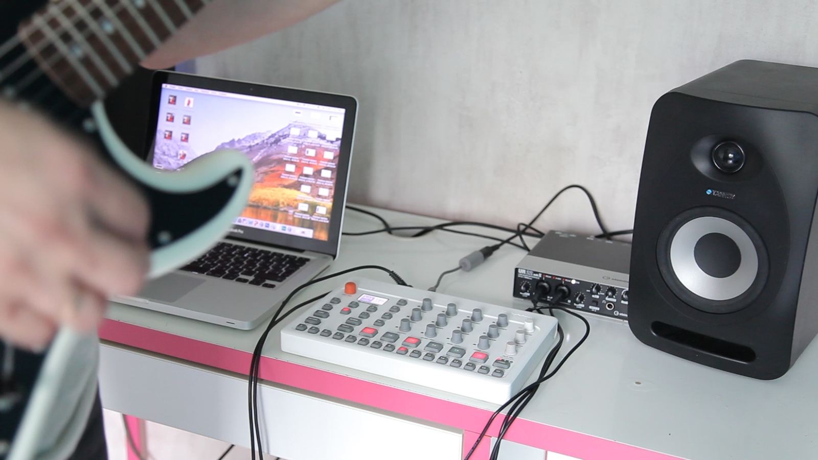 ALESIS V25